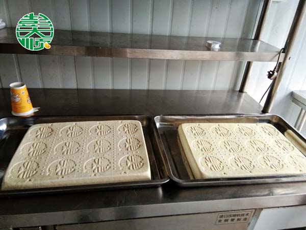 專業(yè)技術(shù)人員上門(mén)進(jìn)行豆制品生產(chǎn)技術(shù)培訓(xùn)