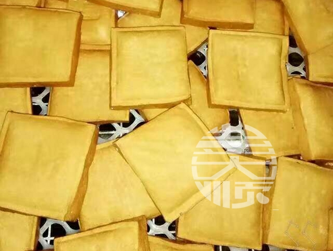 小型豆干機(jī)生產(chǎn)豆腐干實拍圖